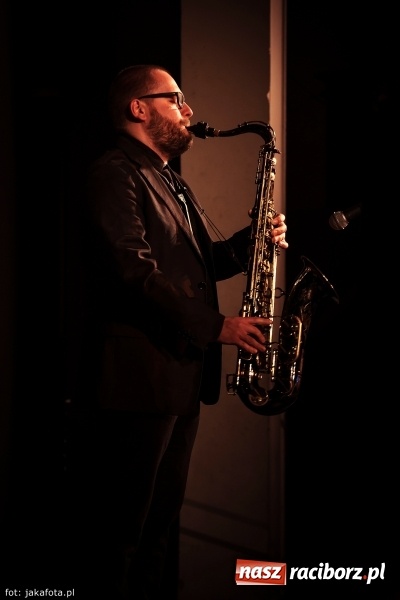 Zdjęcie w galerii na portalu naszraciborz.pl: Klimatyczne Zaduszki Poetyckie na scenie Strzechy wiadomości z regionu