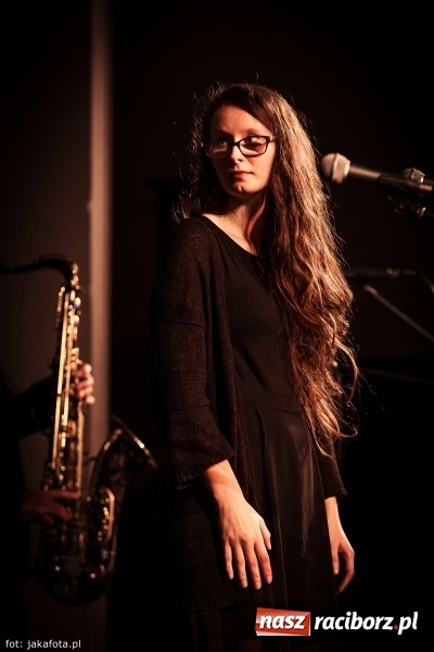 Zdjęcie w galerii na portalu naszraciborz.pl: Klimatyczne Zaduszki Poetyckie na scenie Strzechy wiadomości z regionu