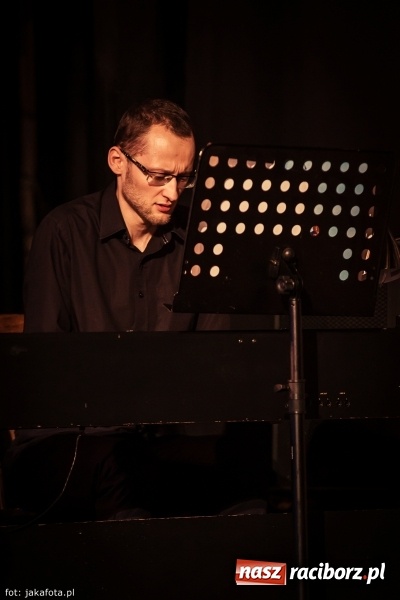 Zdjęcie w galerii na portalu naszraciborz.pl: Klimatyczne Zaduszki Poetyckie na scenie Strzechy wiadomości z regionu