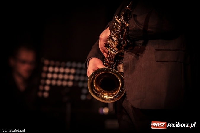 Zdjęcie w galerii na portalu naszraciborz.pl: Klimatyczne Zaduszki Poetyckie na scenie Strzechy wiadomości z regionu