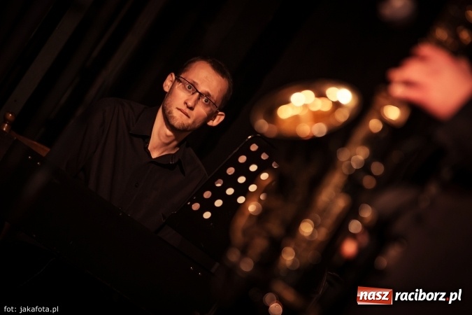 Zdjęcie w galerii na portalu naszraciborz.pl: Klimatyczne Zaduszki Poetyckie na scenie Strzechy wiadomości z regionu