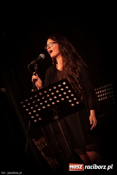 Zdjęcie w galerii na portalu naszraciborz.pl: Klimatyczne Zaduszki Poetyckie na scenie Strzechy wiadomości z regionu