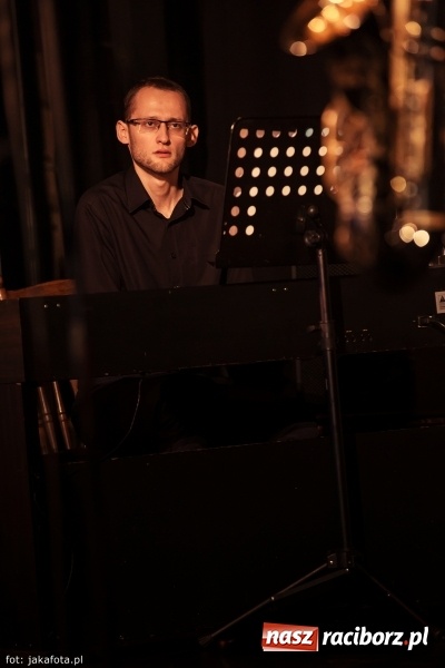 Zdjęcie w galerii na portalu naszraciborz.pl: Klimatyczne Zaduszki Poetyckie na scenie Strzechy wiadomości z regionu