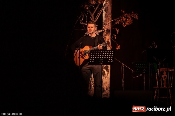 Zdjęcie w galerii na portalu naszraciborz.pl: Klimatyczne Zaduszki Poetyckie na scenie Strzechy wiadomości z regionu