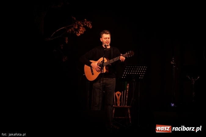 Zdjęcie w galerii na portalu naszraciborz.pl: Klimatyczne Zaduszki Poetyckie na scenie Strzechy wiadomości z regionu