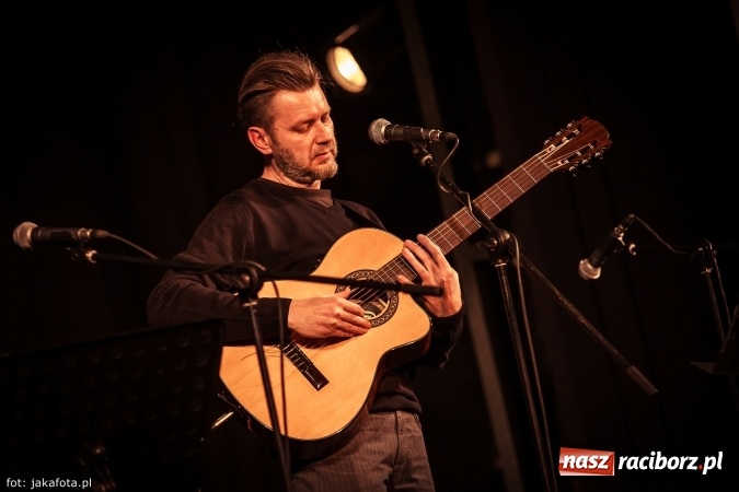 Zdjęcie w galerii na portalu naszraciborz.pl: Klimatyczne Zaduszki Poetyckie na scenie Strzechy wiadomości z regionu