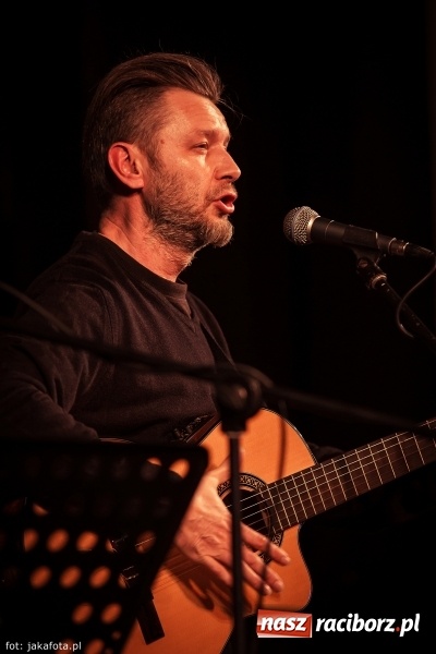 Zdjęcie w galerii na portalu naszraciborz.pl: Klimatyczne Zaduszki Poetyckie na scenie Strzechy wiadomości z regionu