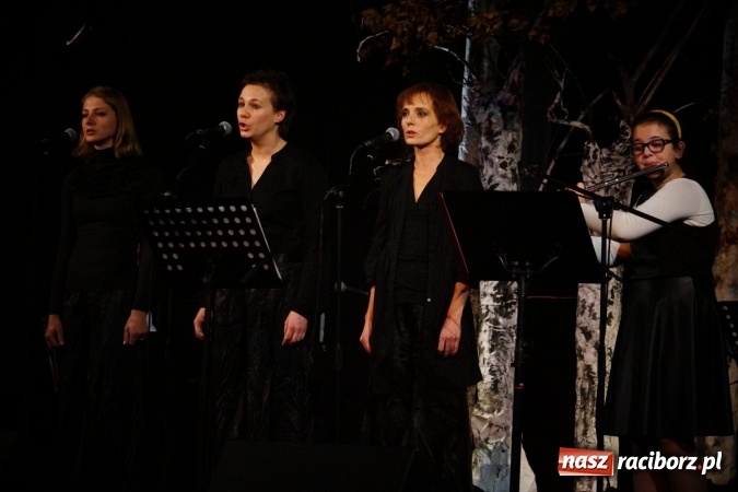Zdjęcie w galerii na portalu naszraciborz.pl: Klimatyczne Zaduszki Poetyckie na scenie Strzechy wiadomości z regionu