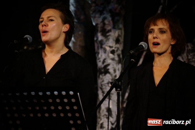 Zdjęcie w galerii na portalu naszraciborz.pl: Klimatyczne Zaduszki Poetyckie na scenie Strzechy wiadomości z regionu