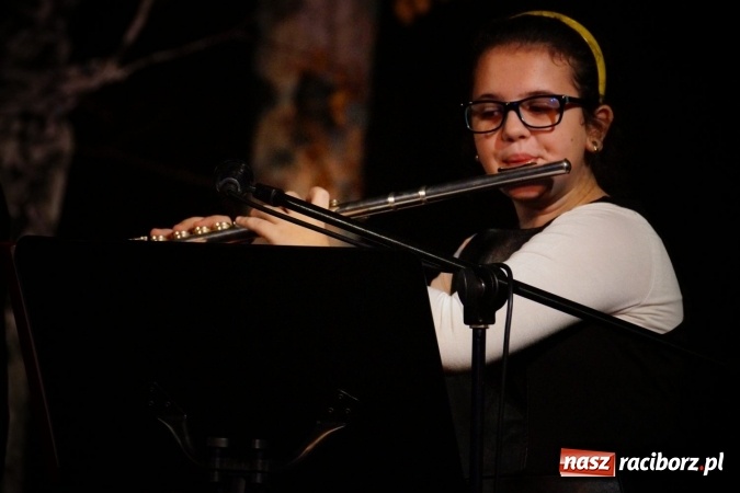 Zdjęcie w galerii na portalu naszraciborz.pl: Klimatyczne Zaduszki Poetyckie na scenie Strzechy wiadomości z regionu