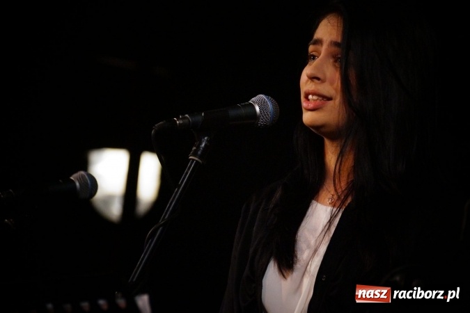 Zdjęcie w galerii na portalu naszraciborz.pl: Klimatyczne Zaduszki Poetyckie na scenie Strzechy wiadomości z regionu