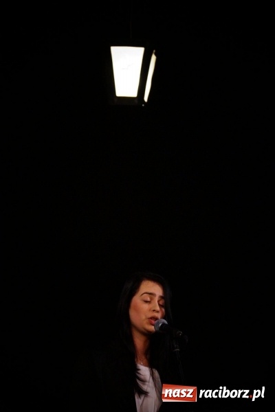 Zdjęcie w galerii na portalu naszraciborz.pl: Klimatyczne Zaduszki Poetyckie na scenie Strzechy wiadomości z regionu