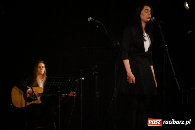 Zdjęcie w galerii na portalu naszraciborz.pl: Klimatyczne Zaduszki Poetyckie na scenie Strzechy wiadomości z regionu