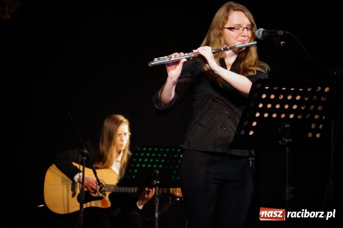 Zdjęcie w galerii na portalu naszraciborz.pl: Klimatyczne Zaduszki Poetyckie na scenie Strzechy wiadomości z regionu