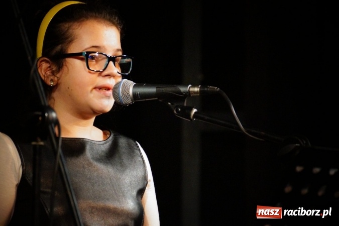 Zdjęcie w galerii na portalu naszraciborz.pl: Klimatyczne Zaduszki Poetyckie na scenie Strzechy wiadomości z regionu