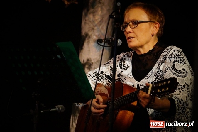 Zdjęcie w galerii na portalu naszraciborz.pl: Klimatyczne Zaduszki Poetyckie na scenie Strzechy wiadomości z regionu