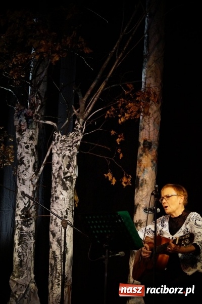 Zdjęcie w galerii na portalu naszraciborz.pl: Klimatyczne Zaduszki Poetyckie na scenie Strzechy wiadomości z regionu