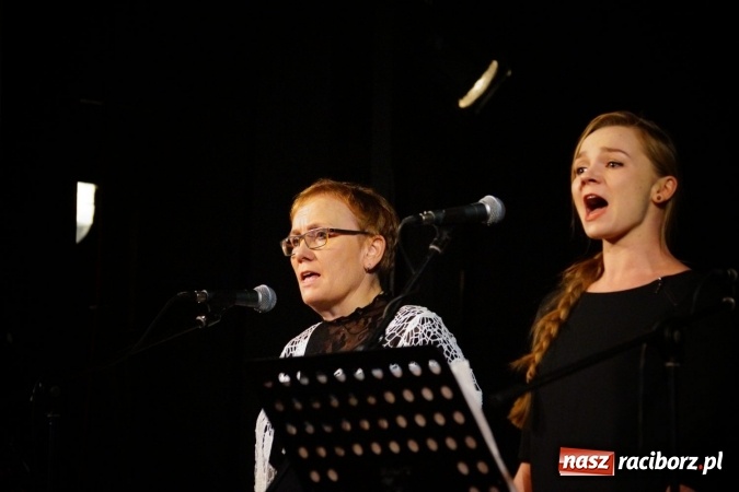 Zdjęcie w galerii na portalu naszraciborz.pl: Klimatyczne Zaduszki Poetyckie na scenie Strzechy wiadomości z regionu