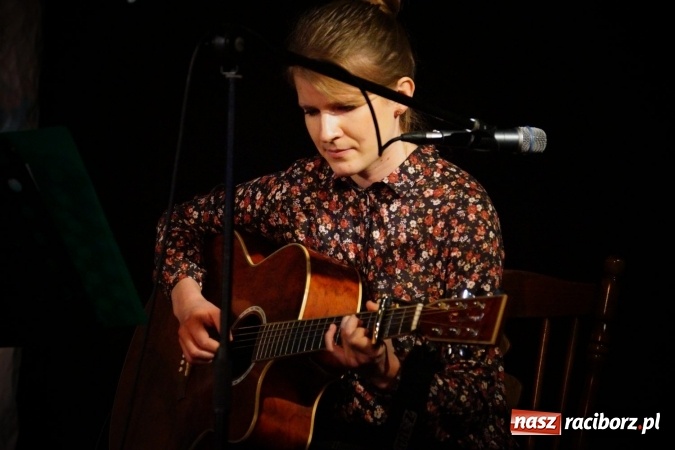 Zdjęcie w galerii na portalu naszraciborz.pl: Klimatyczne Zaduszki Poetyckie na scenie Strzechy wiadomości z regionu
