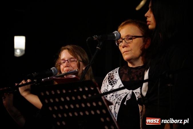 Zdjęcie w galerii na portalu naszraciborz.pl: Klimatyczne Zaduszki Poetyckie na scenie Strzechy wiadomości z regionu