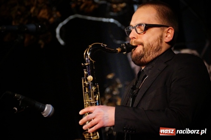 Zdjęcie w galerii na portalu naszraciborz.pl: Klimatyczne Zaduszki Poetyckie na scenie Strzechy wiadomości z regionu