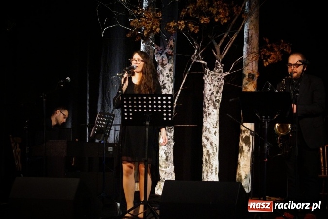 Zdjęcie w galerii na portalu naszraciborz.pl: Klimatyczne Zaduszki Poetyckie na scenie Strzechy wiadomości z regionu