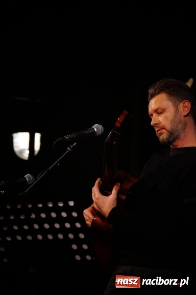 Zdjęcie w galerii na portalu naszraciborz.pl: Klimatyczne Zaduszki Poetyckie na scenie Strzechy wiadomości z regionu