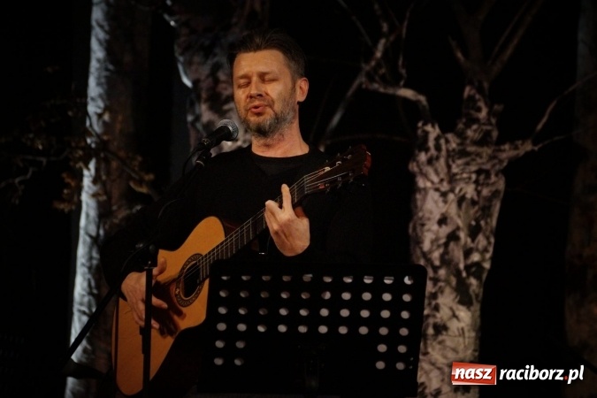 Zdjęcie w galerii na portalu naszraciborz.pl: Klimatyczne Zaduszki Poetyckie na scenie Strzechy wiadomości z regionu