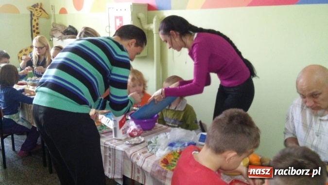 Zdjęcie w galerii na portalu naszraciborz.pl: Moc śniadania w SP-4 wiadomości z regionu