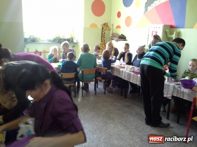 Zdjęcie w galerii na portalu naszraciborz.pl: Moc śniadania w SP-4 wiadomości z regionu