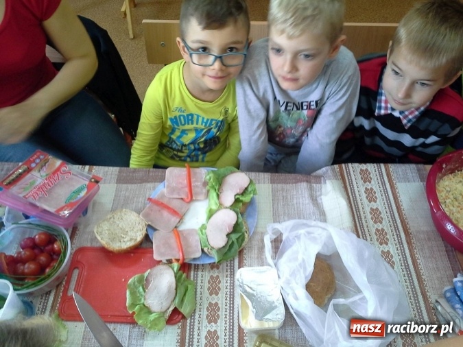 Zdjęcie w galerii na portalu naszraciborz.pl: Moc śniadania w SP-4 wiadomości z regionu