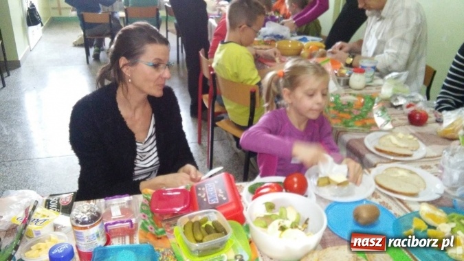 Zdjęcie w galerii na portalu naszraciborz.pl: Moc śniadania w SP-4 wiadomości z regionu