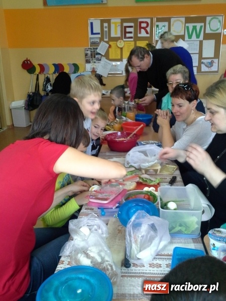 Zdjęcie w galerii na portalu naszraciborz.pl: Moc śniadania w SP-4 wiadomości z regionu