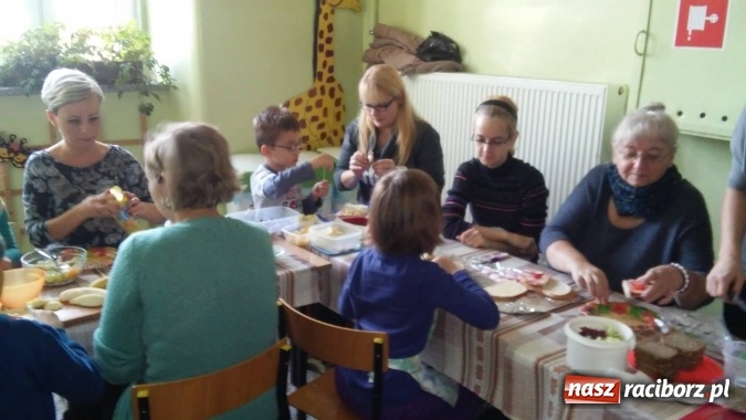 Zdjęcie w galerii na portalu naszraciborz.pl: Moc śniadania w SP-4 wiadomości z regionu