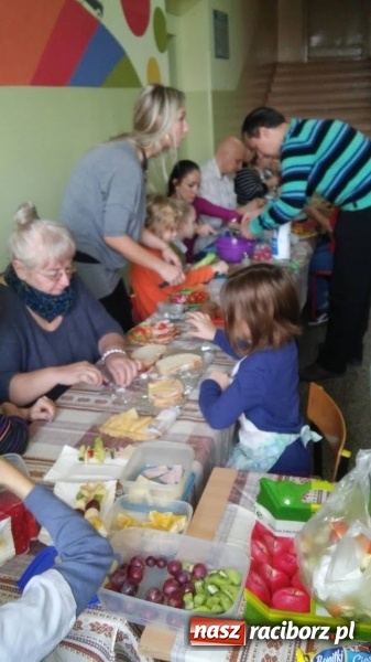 Zdjęcie w galerii na portalu naszraciborz.pl: Moc śniadania w SP-4 wiadomości z regionu