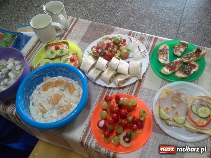 Zdjęcie w galerii na portalu naszraciborz.pl: Moc śniadania w SP-4 wiadomości z regionu