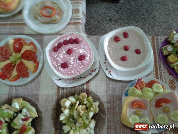 Zdjęcie w galerii na portalu naszraciborz.pl: Moc śniadania w SP-4 wiadomości z regionu