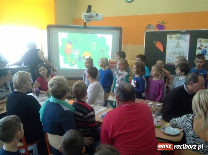 Zdjęcie w galerii na portalu naszraciborz.pl: Moc śniadania w SP-4 wiadomości z regionu