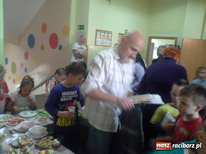 Zdjęcie w galerii na portalu naszraciborz.pl: Moc śniadania w SP-4 wiadomości z regionu