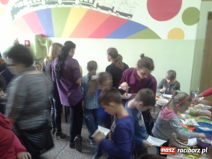 Zdjęcie w galerii na portalu naszraciborz.pl: Moc śniadania w SP-4 wiadomości z regionu