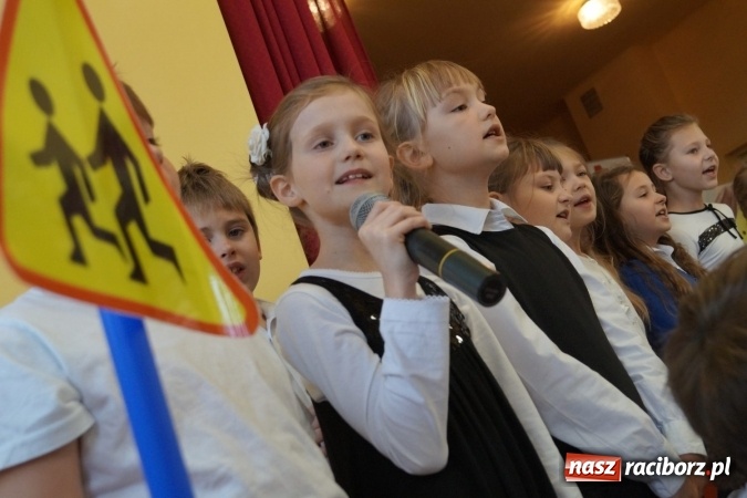 Zdjęcie w galerii na portalu naszraciborz.pl: Dzieci z Nędzy będą bezpieczniejsze - dostały z Gminy kamizelki  wiadomości z regionu