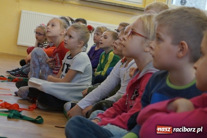 Zdjęcie w galerii na portalu naszraciborz.pl: Dzieci z Nędzy będą bezpieczniejsze - dostały z Gminy kamizelki  wiadomości z regionu