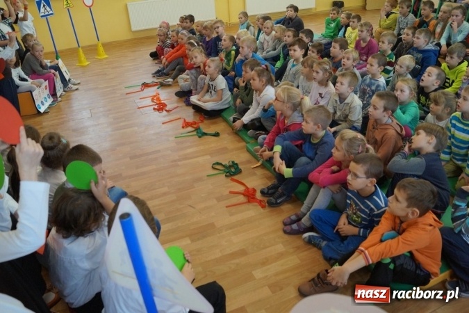 Zdjęcie w galerii na portalu naszraciborz.pl: Dzieci z Nędzy będą bezpieczniejsze - dostały z Gminy kamizelki  wiadomości z regionu