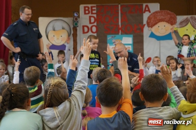 Zdjęcie w galerii na portalu naszraciborz.pl: Dzieci z Nędzy będą bezpieczniejsze - dostały z Gminy kamizelki  wiadomości z regionu