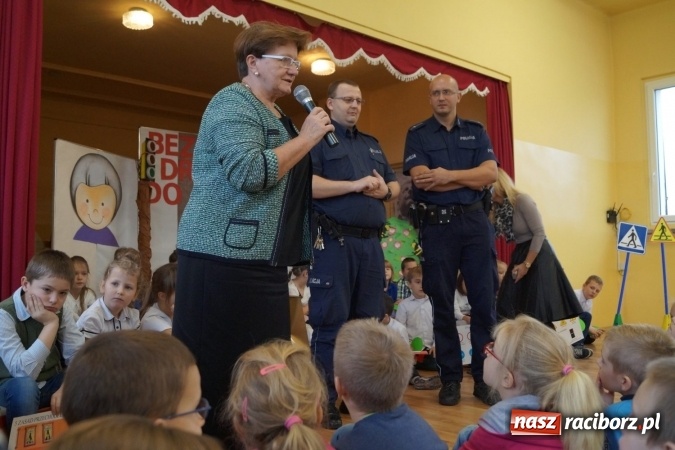 Zdjęcie w galerii na portalu naszraciborz.pl: Dzieci z Nędzy będą bezpieczniejsze - dostały z Gminy kamizelki  wiadomości z regionu