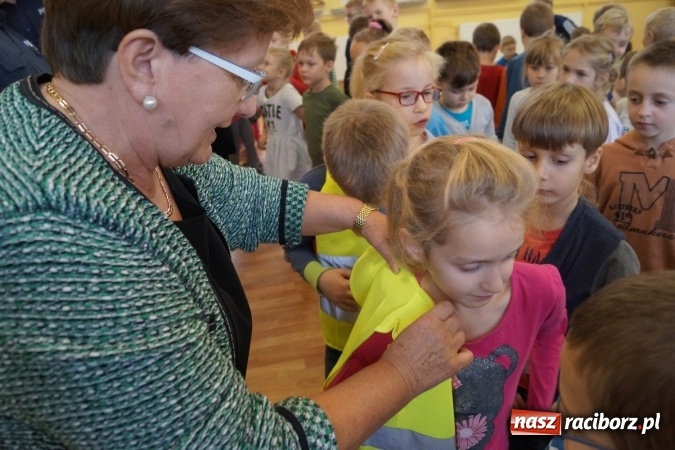 Zdjęcie w galerii na portalu naszraciborz.pl: Dzieci z Nędzy będą bezpieczniejsze - dostały z Gminy kamizelki  wiadomości z regionu
