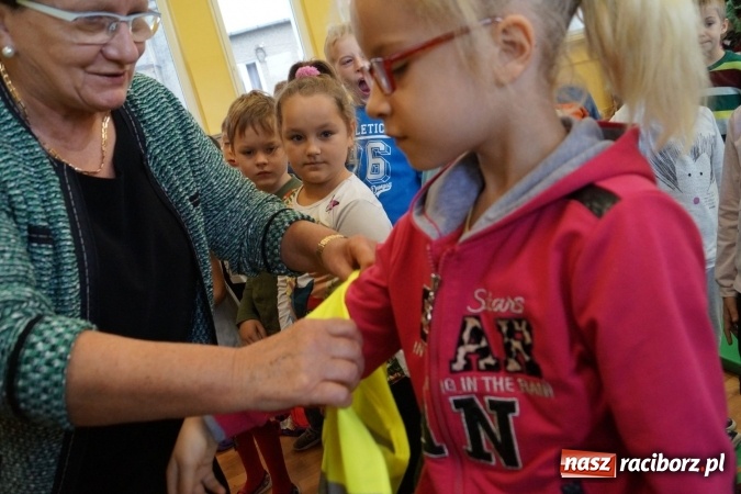 Zdjęcie w galerii na portalu naszraciborz.pl: Dzieci z Nędzy będą bezpieczniejsze - dostały z Gminy kamizelki  wiadomości z regionu