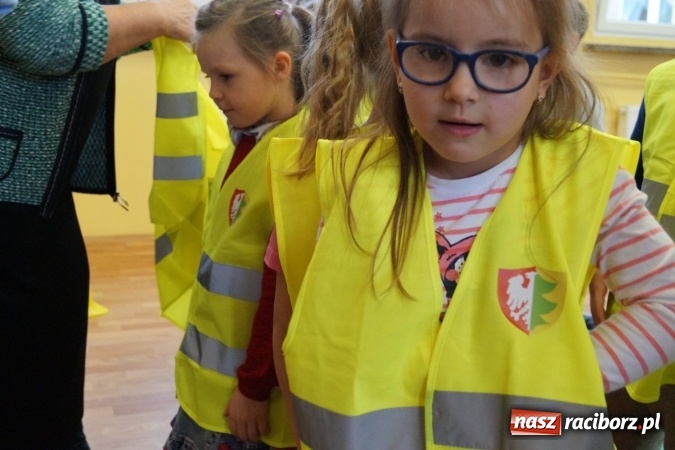 Zdjęcie w galerii na portalu naszraciborz.pl: Dzieci z Nędzy będą bezpieczniejsze - dostały z Gminy kamizelki  wiadomości z regionu