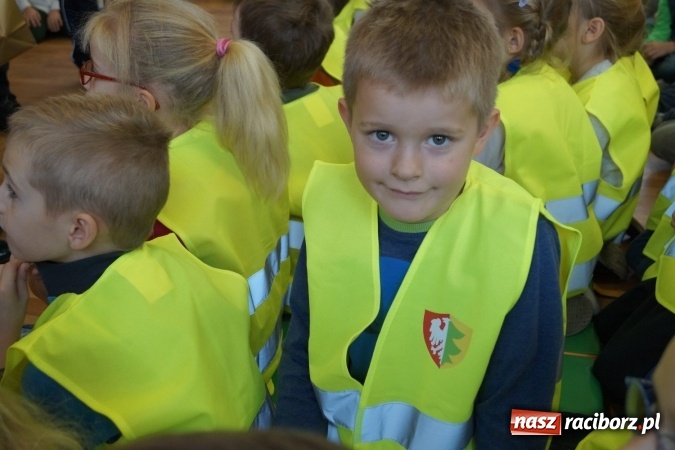 Zdjęcie w galerii na portalu naszraciborz.pl: Dzieci z Nędzy będą bezpieczniejsze - dostały z Gminy kamizelki  wiadomości z regionu