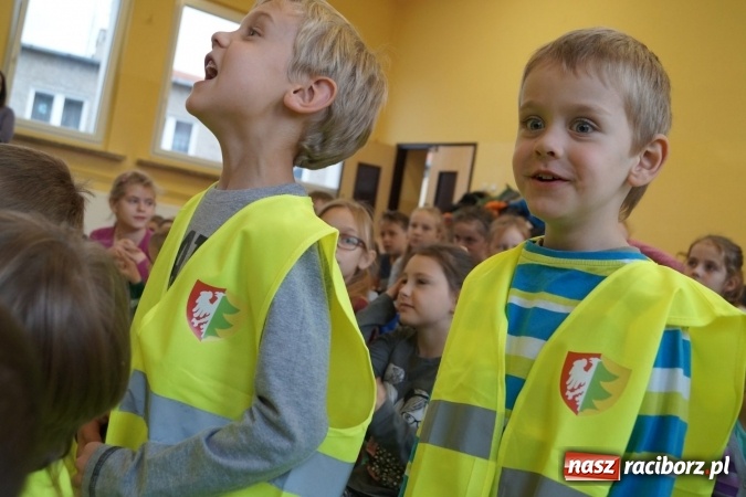 Zdjęcie w galerii na portalu naszraciborz.pl: Dzieci z Nędzy będą bezpieczniejsze - dostały z Gminy kamizelki  wiadomości z regionu
